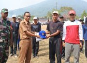 Matangkan Persiapan, Sekertaris PHBN Kecamatan Mandalawangi Serahkan Seragam Paskibra